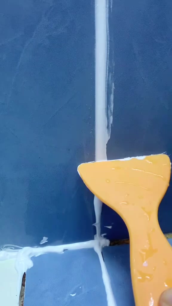 Lubang celah jubin boleh bawa macam2 serangga dalam bilik air. Guna tiles reform ni untuk kemaskan balik bilik air.  Dapatkan di beg kuning #tilesreform #tilesgap #tutuplubangpaku #tutupcelahjubin #tilessealer