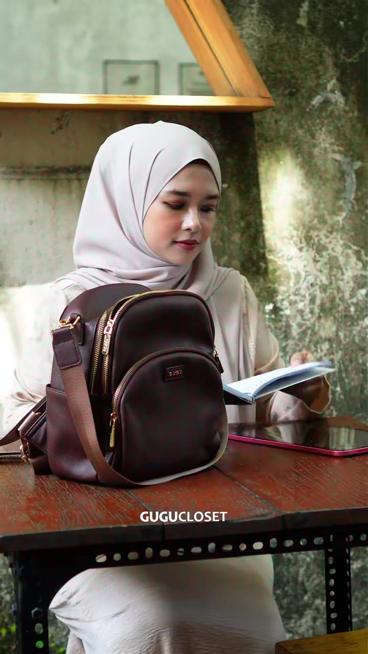 Mommies pun perlukan me-time mereka sendiri. Bawa journal, phone dan keperluan harian dalam satu beg yang compact tapi spacious. Mochi peneman setia mommies, dari urusan harian hingga coffee date sendiri. #mochibygugu #gugucloset #fyp #backpacktra...