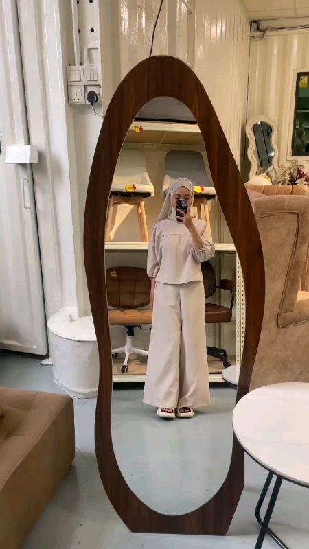 🪵 Add warmth to your space with our Wooden Frame Mirror! Crafted from premium wood, this mirror brings a touch of nature and elegance to any room.