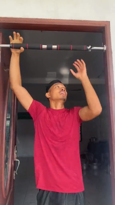 ￼✨Pull Up Bar ✨Adjustable pull up bar door pull up bar Push Up Workout Gym Chin Up Bar Doorway Exercise Fitness 引體向上單槓