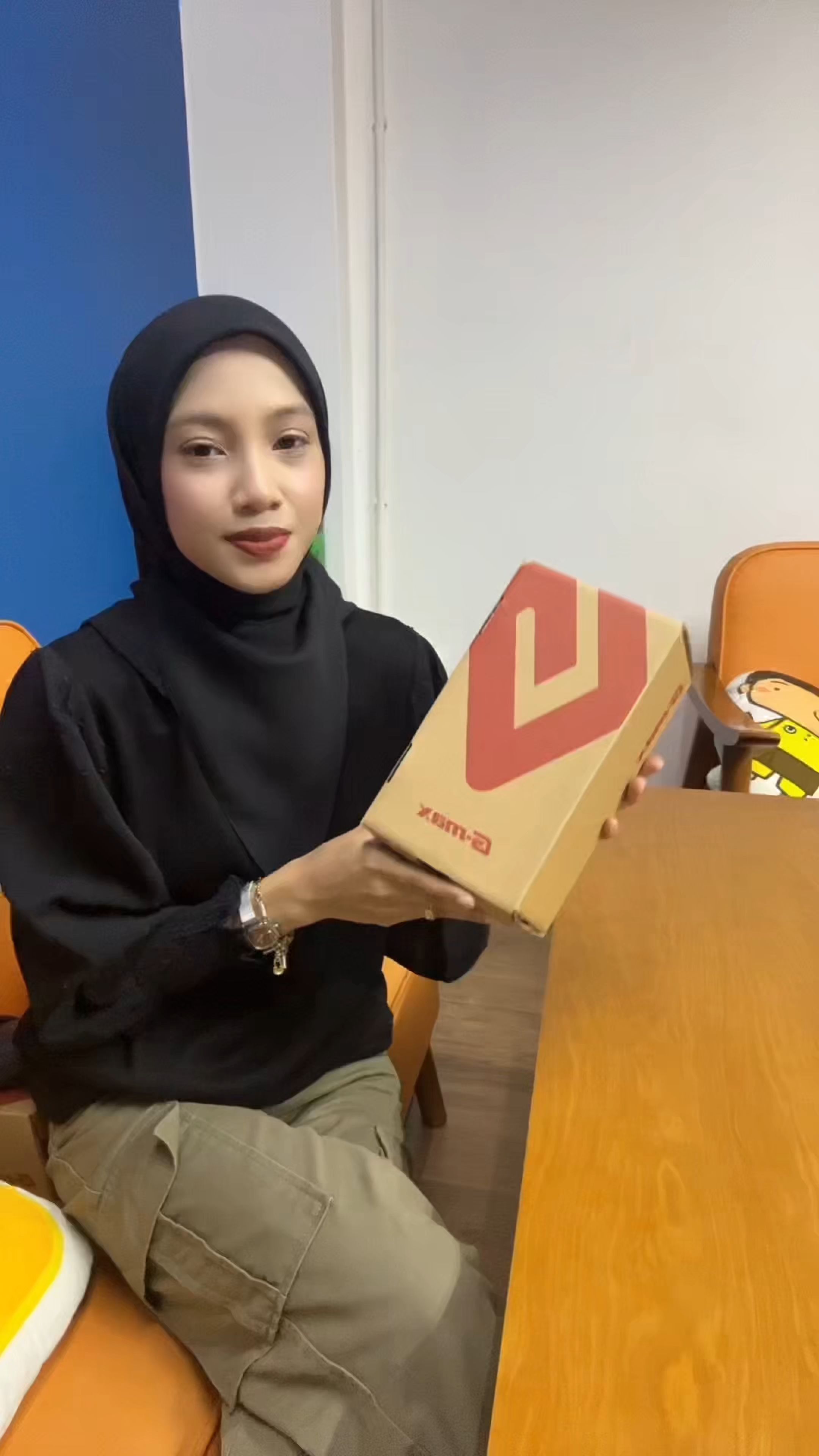 Unboxing kasut sekolah slip-on ni… hanya sarung & siap! 😍
Selesa dari pagi sampai balik sekolah 👟✨#KasutU #kasutsekolah #fypage #unboxing #fyp